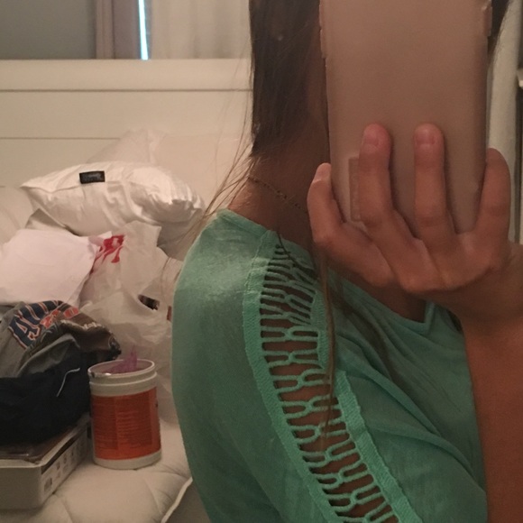 Short sleeve mint green top w a cute design - Picture 2 of 3